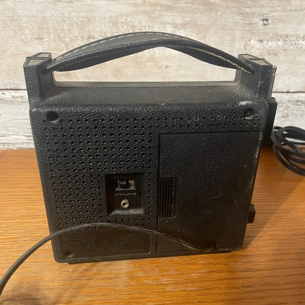 VINTAGE GE AM/FM RADIO - Picture 3 of 6